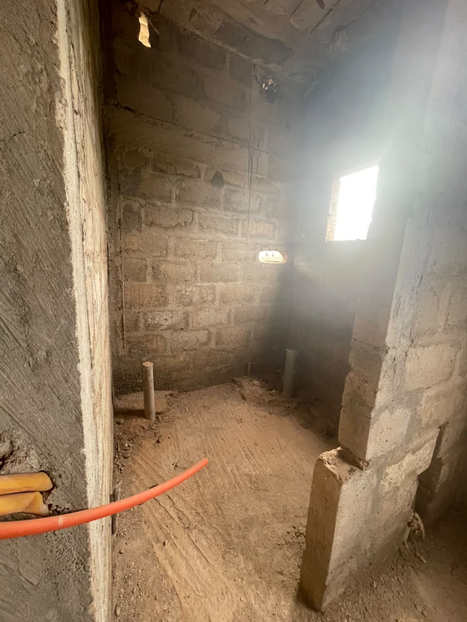 MAISON INACHEVEE - A VENDRE SITUE A GBOMAME