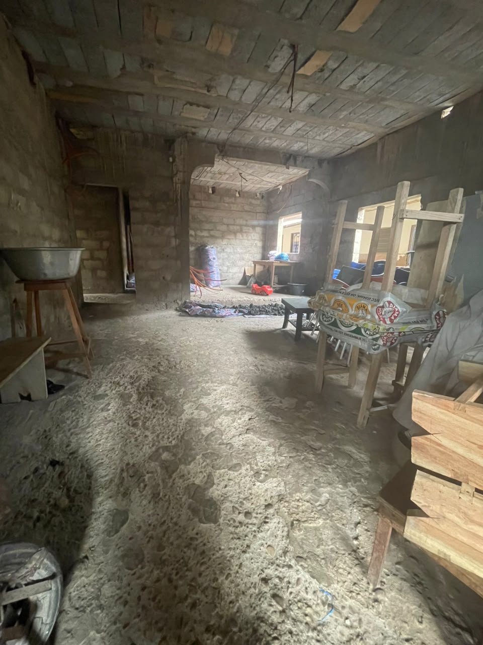 MAISON INACHEVEE - A VENDRE SITUE A GBOMAME