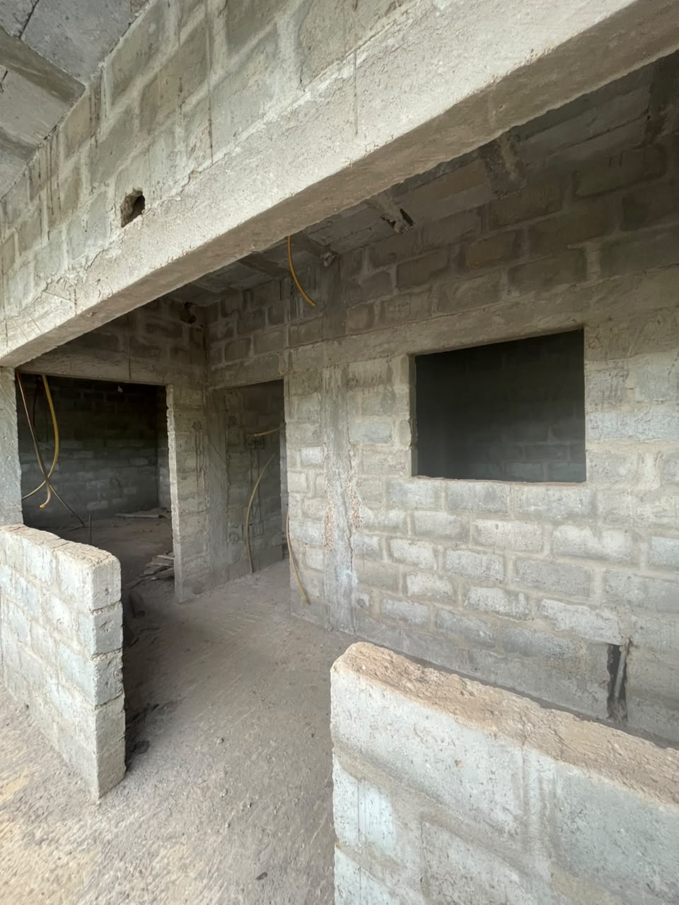 MAISON INACHEVEE - A VENDRE SITUE A GBOMAME