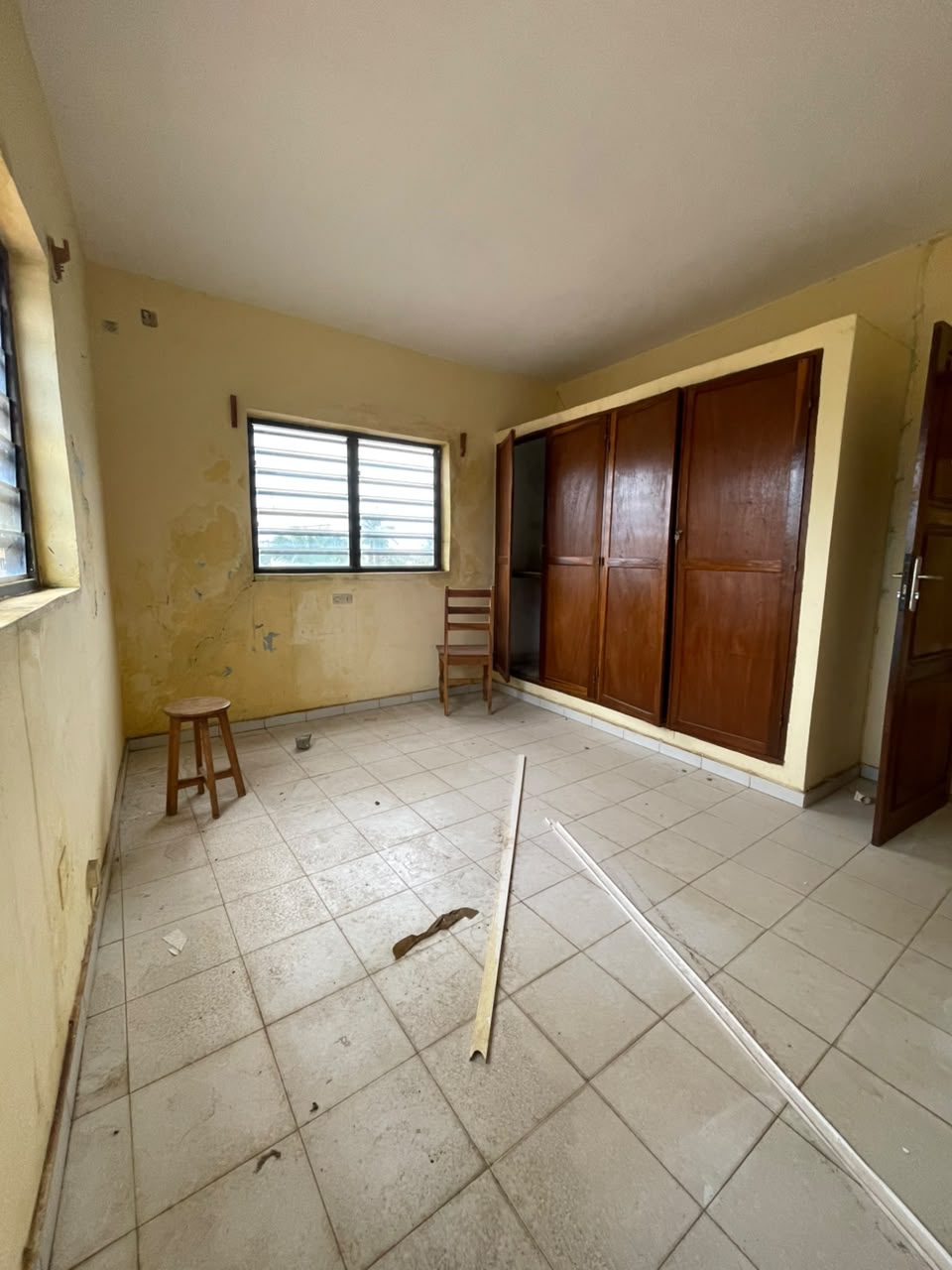 A LOUER - TROIS CHAMBRES SALON A ADIDOGOMÉ-FRANCISCAIN