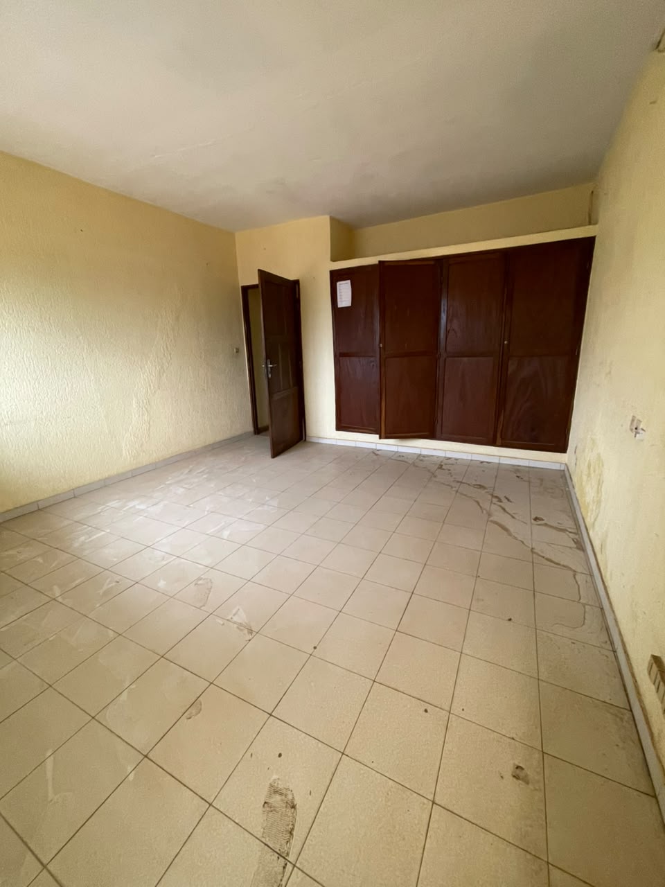 A LOUER - TROIS CHAMBRES SALON A ADIDOGOMÉ-FRANCISCAIN