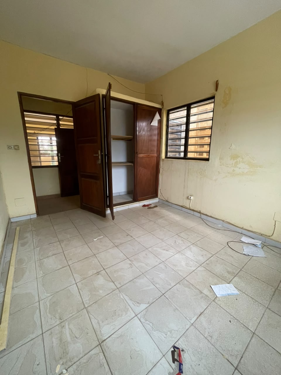 A LOUER - TROIS CHAMBRES SALON A ADIDOGOMÉ-FRANCISCAIN