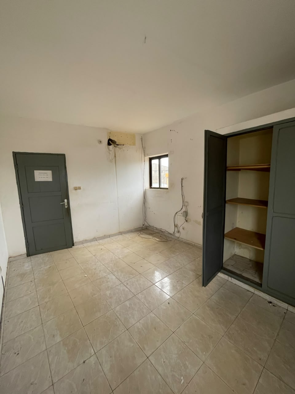 A LOUER - DEUX CHAMBRES SALON A ADIDOGOMÉ-FRANCISCAIN
