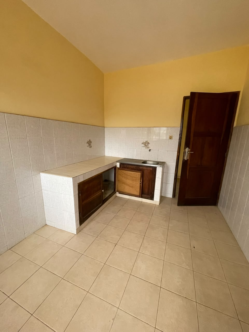A LOUER - DEUX CHAMBRES SALON A ADIDOGOMÉ-FRANCISCAIN