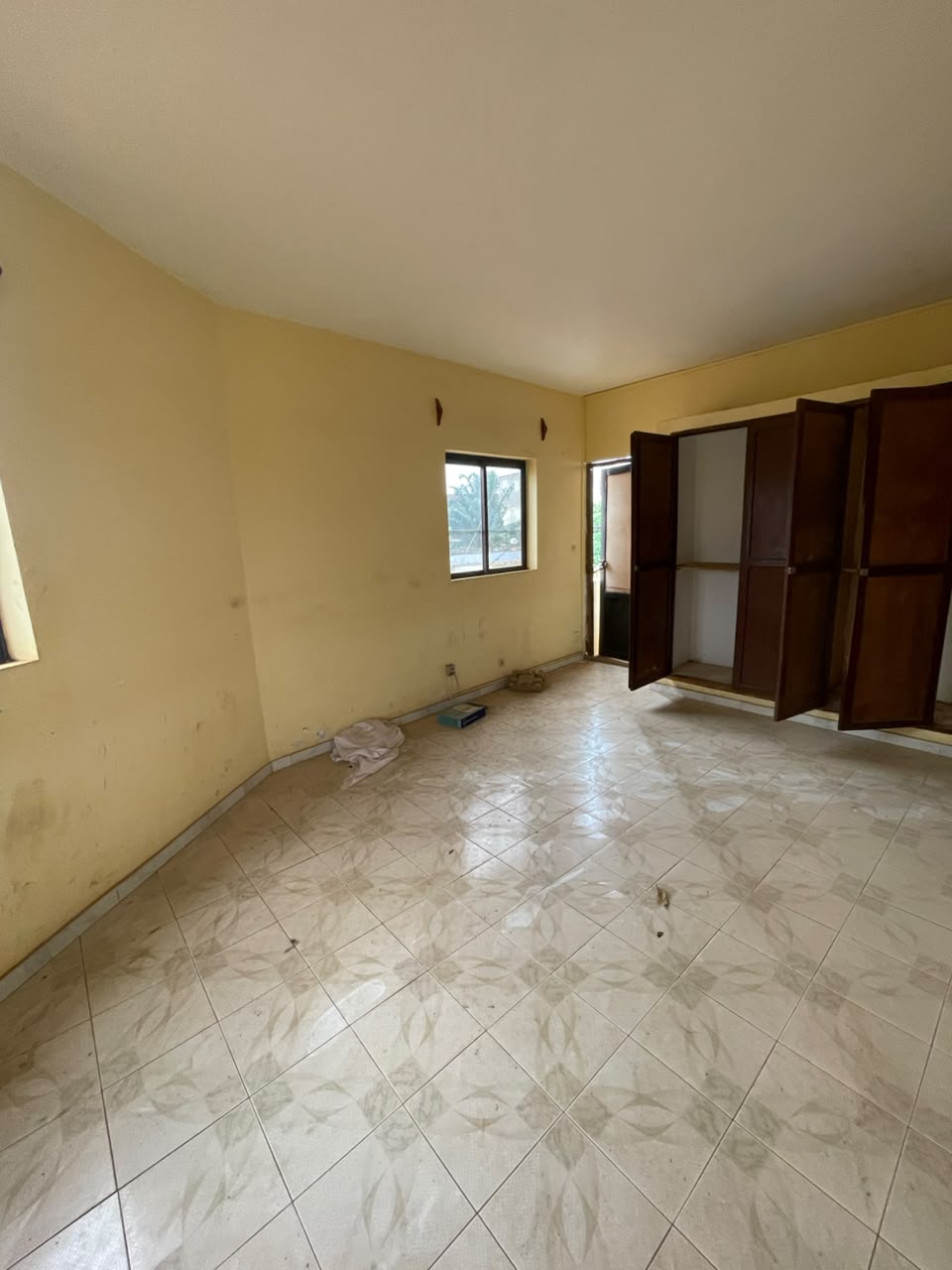 A LOUER - DEUX CHAMBRES SALON A ADIDOGOMÉ-FRANCISCAIN