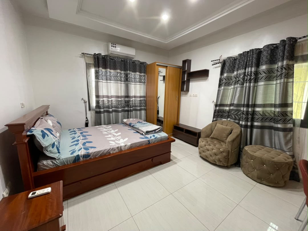 A LOUER - VILLA QUATRE CHAMBRES SALON A ADIDOGOMÉ CITE MOKPOKPO