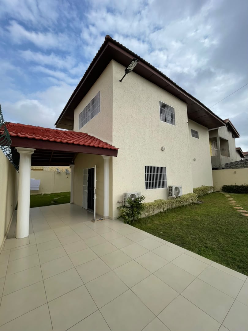 A LOUER - VILLA QUATRE CHAMBRES SALON A ADIDOGOMÉ CITE MOKPOKPO
