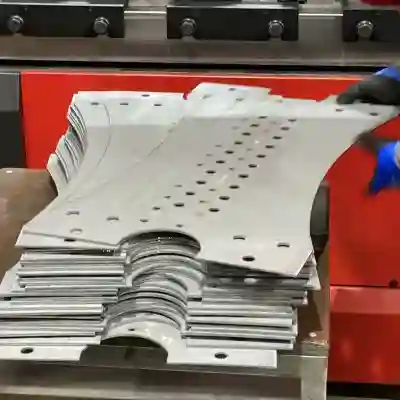 Piezas metálicas curvadas y perforadas para automoción pesada Piezas metálicas curvadas y perforadas para chasis de camión o autobús