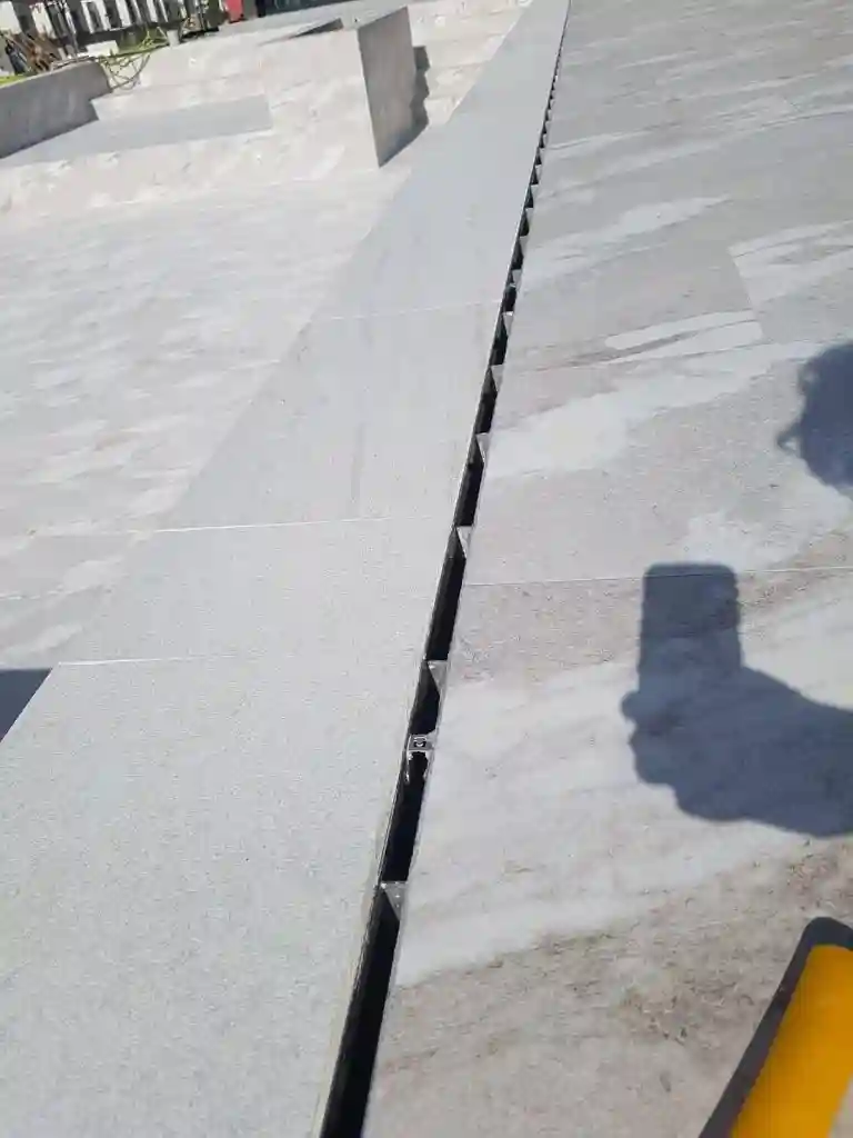 rejillas-ranuradas-ocultas-para-la-recogida-de-aguas-pluviales-3