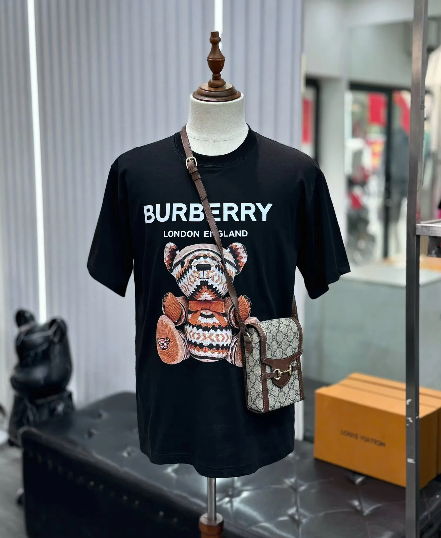 Áo thun Burberry đen mã 3 nam BBR class cao cấp chi tiết tinh tế Áo thun Burberry đen mã 3 nam BBR class cao cấp chi tiết tinh tế