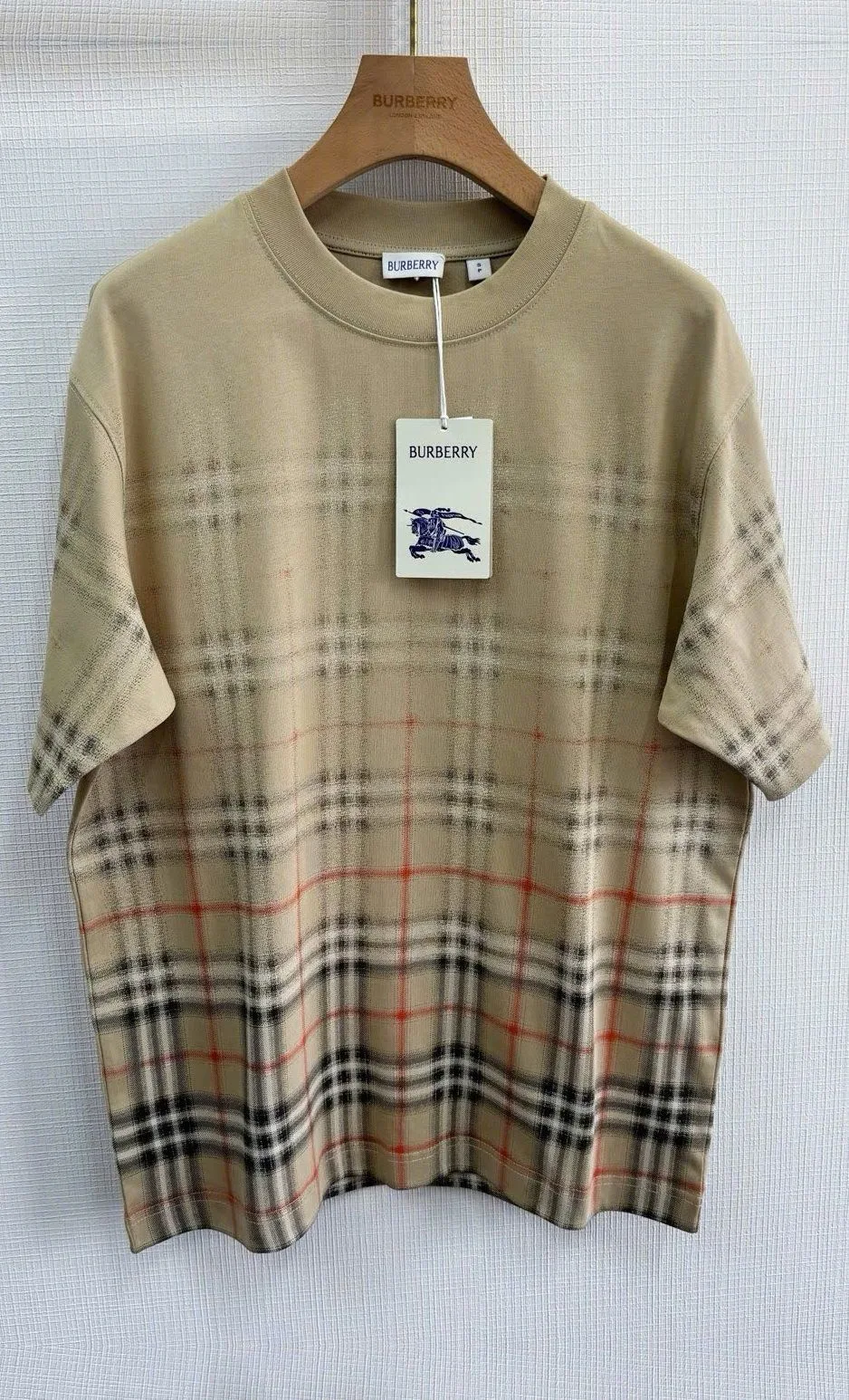Áo thun hiệu Burberry áo phông màu vàng kẻ caro nam mã 1 gọn gàng Áo thun hiệu Burberry áo phông màu vàng kẻ caro nam mã 1 gọn gàng