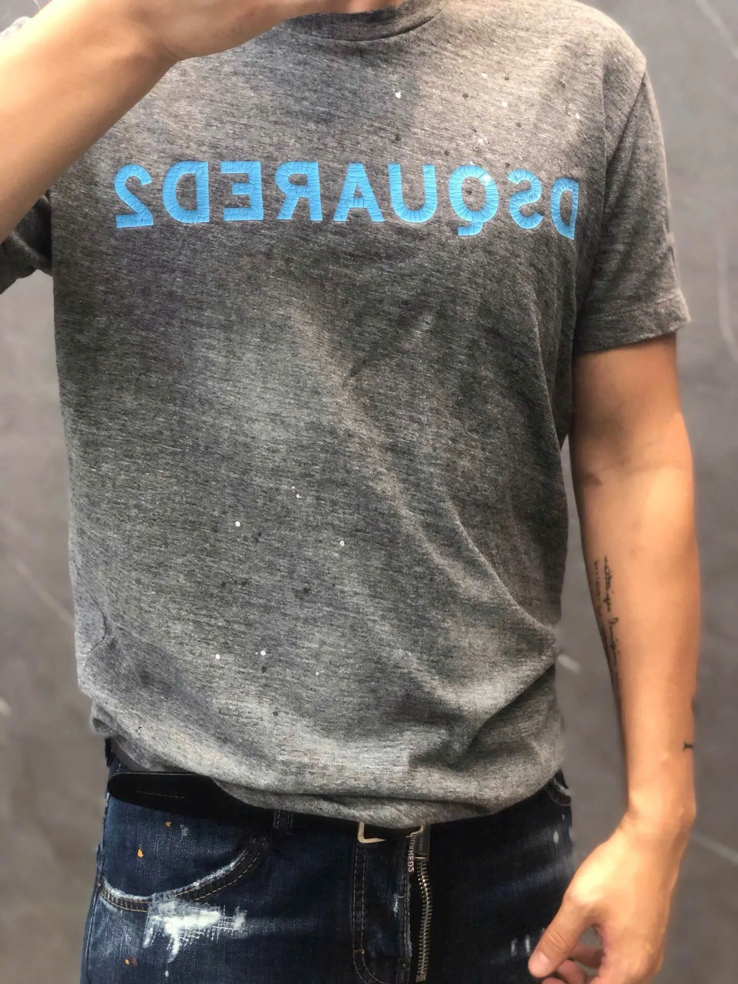 Áo phông Dsquared2 authentic màu ghi xám nam mã 1 cao cấp cá tính Áo phông Dsquared2 authentic màu ghi xám nam mã 1 cao cấp cá tính