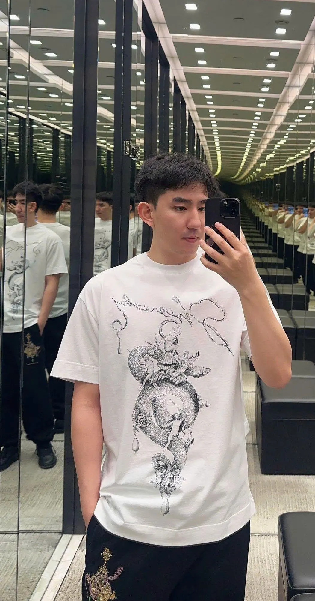 Áo phông Givenchy trắng mã 4 nam gọn gàng exclusive collection gọn