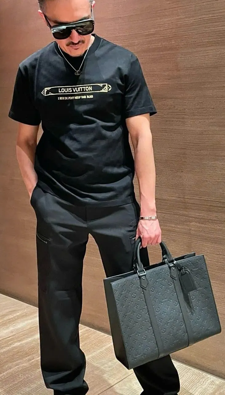 Áo phông Louis Vuitton nam đen mã 10b LV đa năng vượt trội chất lượng Áo phông Louis Vuitton nam đen mã 10b LV đa năng vượt trội chất lượng