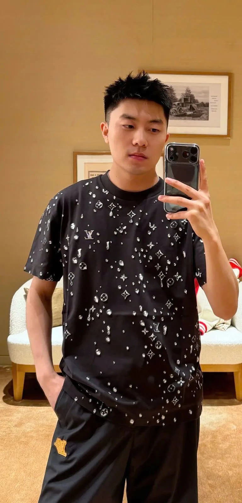 Áo Louis Vuitton đen phông LV nam mã 18 Like Authentic limited hợp lý