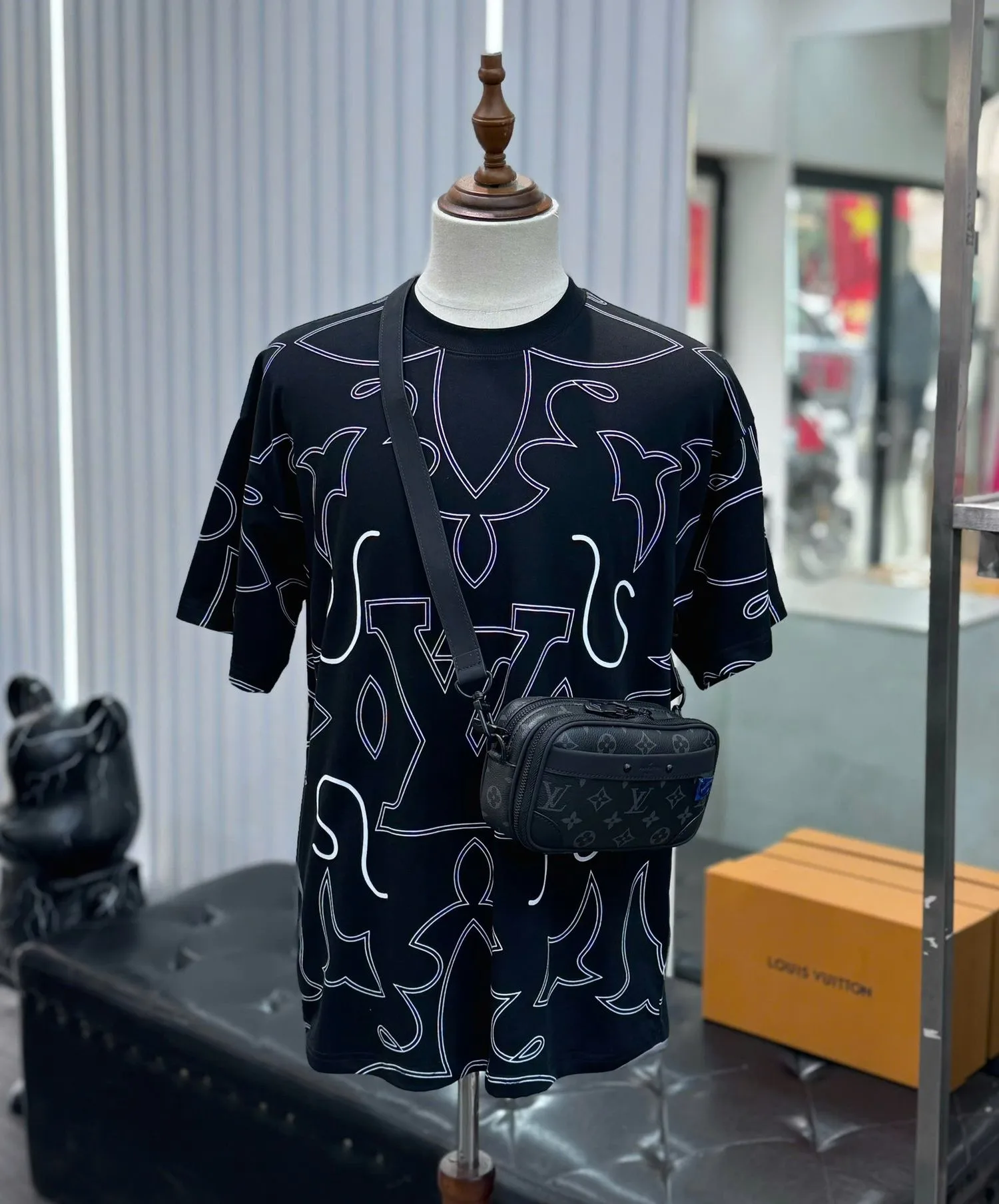 Áo phông nam LV màu đen mã 2 Like Auth xịn đáng tiền