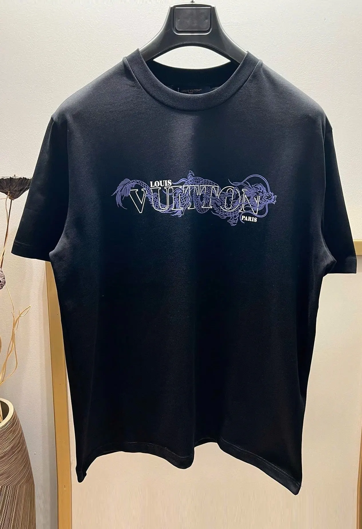 Áo Louis Vuitton đen phông nam mã 6 thiết kế độc đáo cao cấp hiếm Áo Louis Vuitton đen phông nam mã 6 thiết kế độc đáo cao cấp hiếm