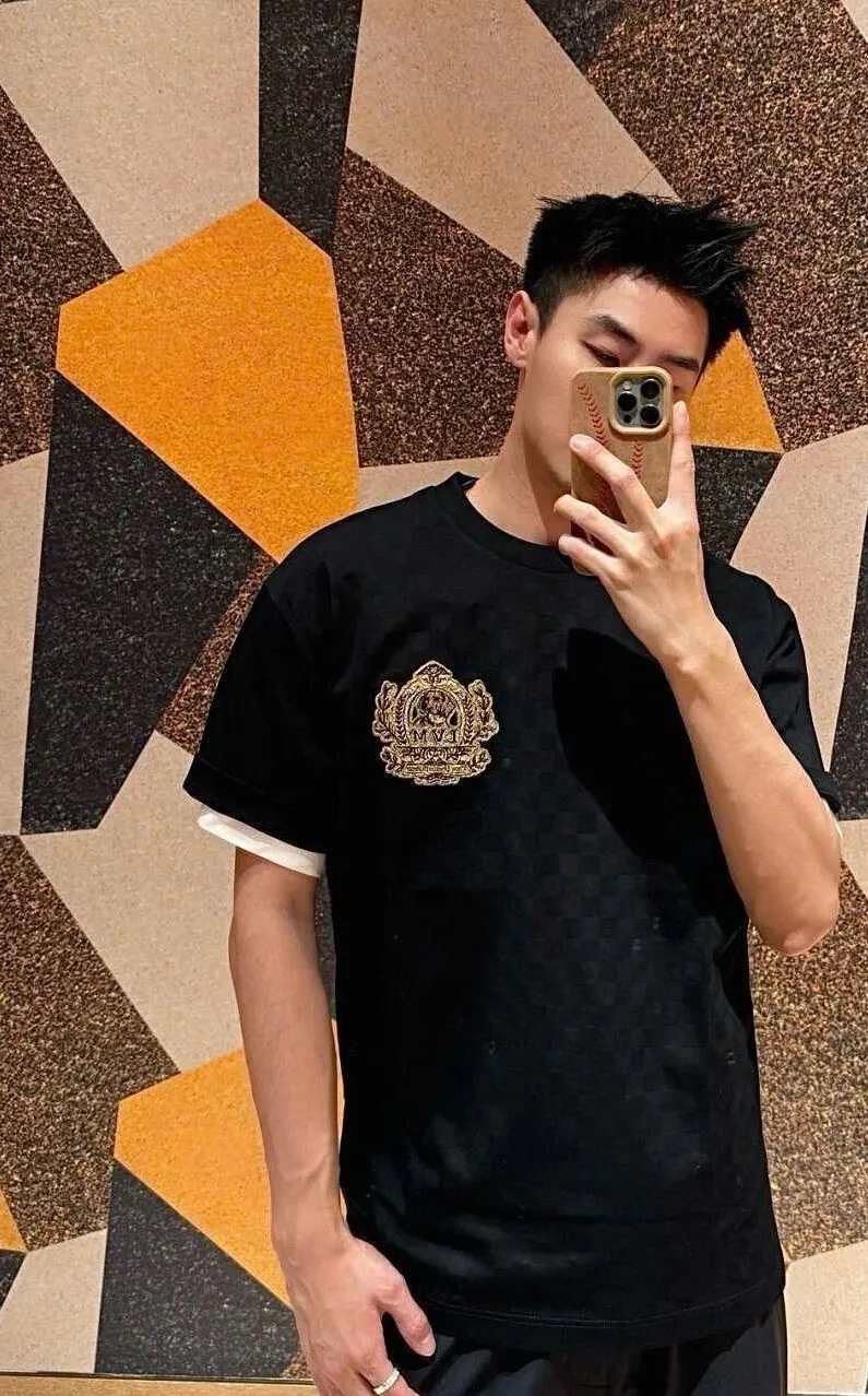 Áo phông nam sang trọng đúng mốt với áo thun LV đen mã 8 màu đen
