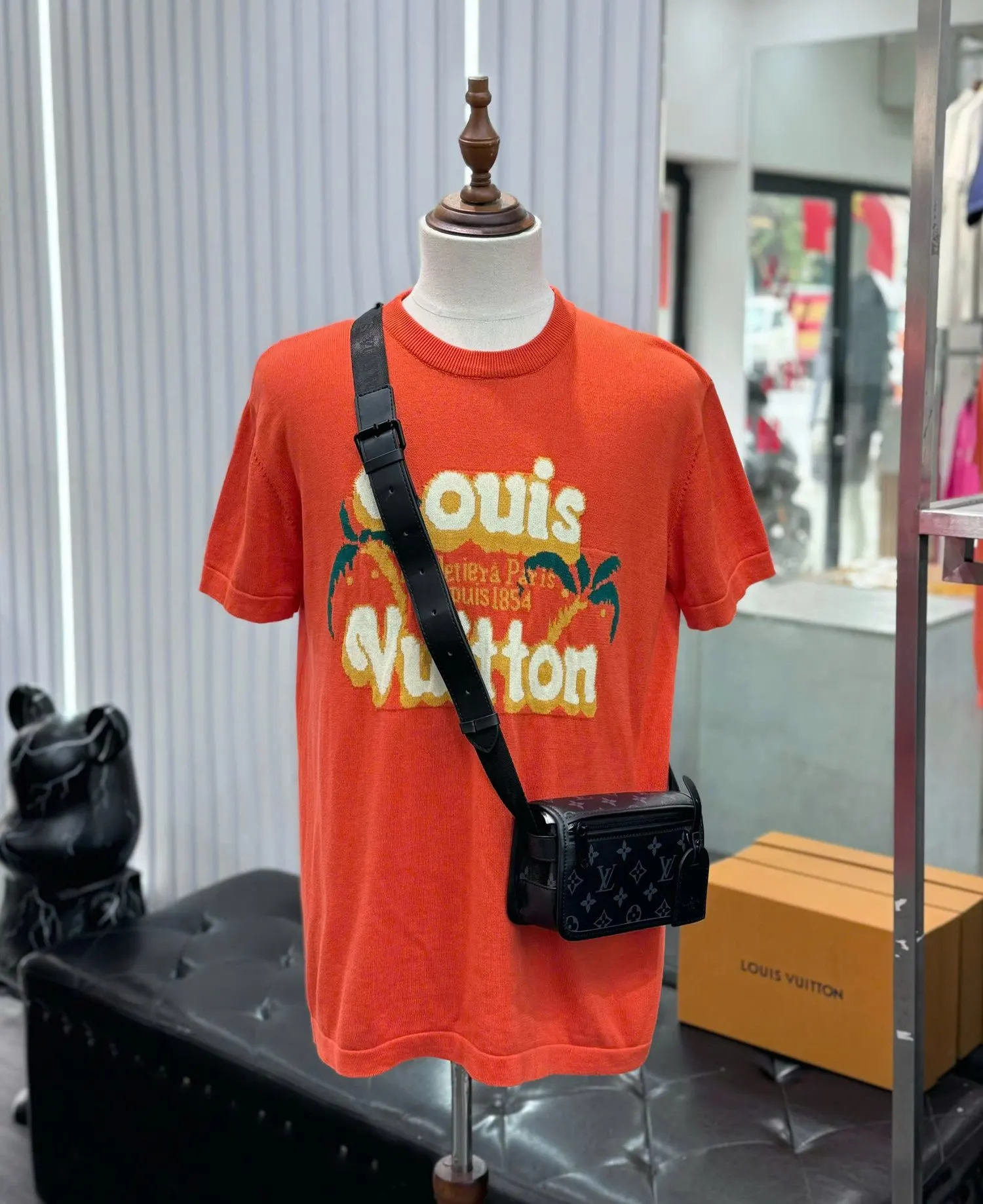 Áo phông Louis Vuitton nam đỏ mã 1 phong độ đáng tiền thời trang