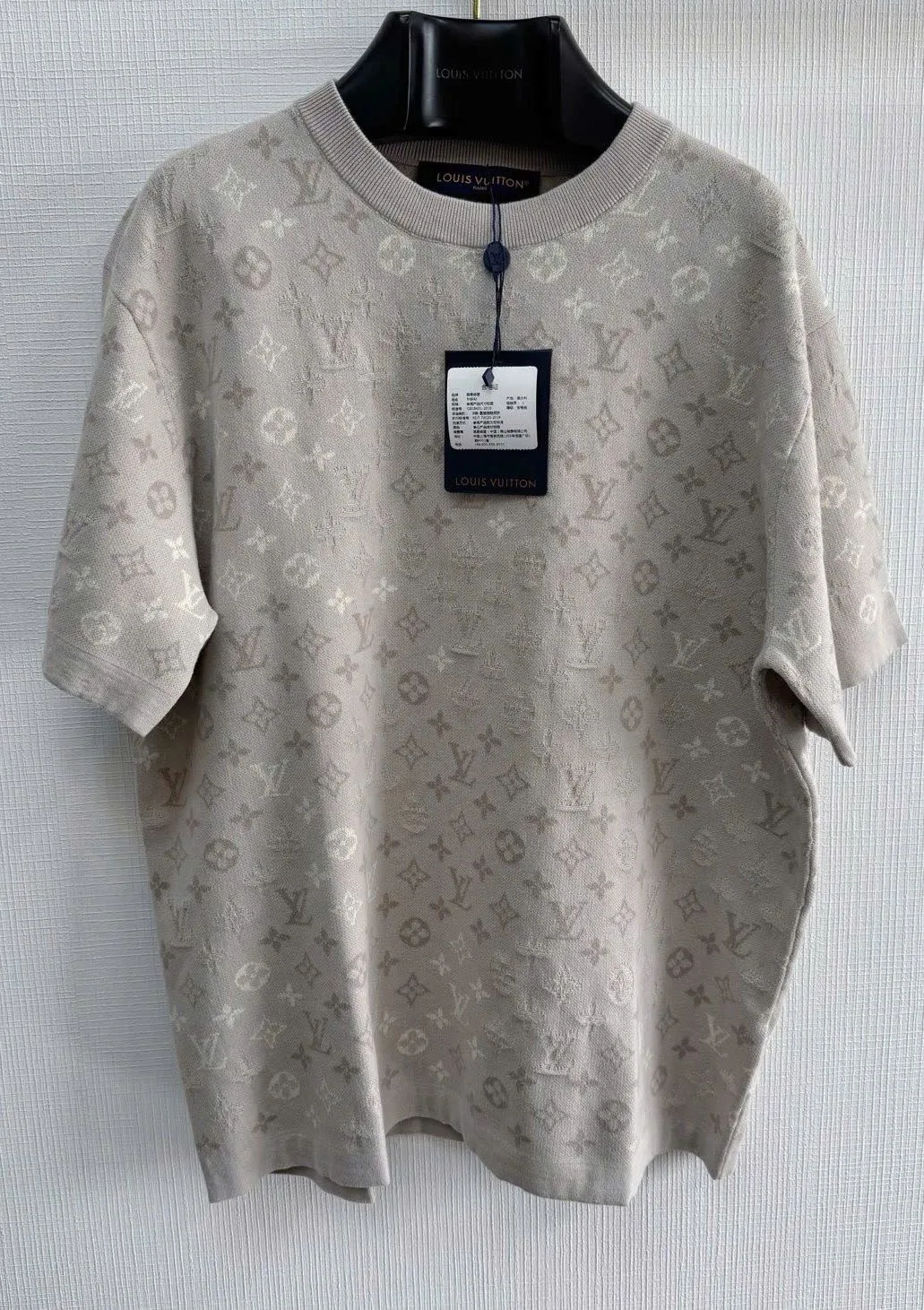 Áo thun LV nam Louis Vuitton ghi xám cá tính mã 4 cao cấp thượng hạng Áo thun LV nam Louis Vuitton ghi xám cá tính mã 4 cao cấp thượng hạng