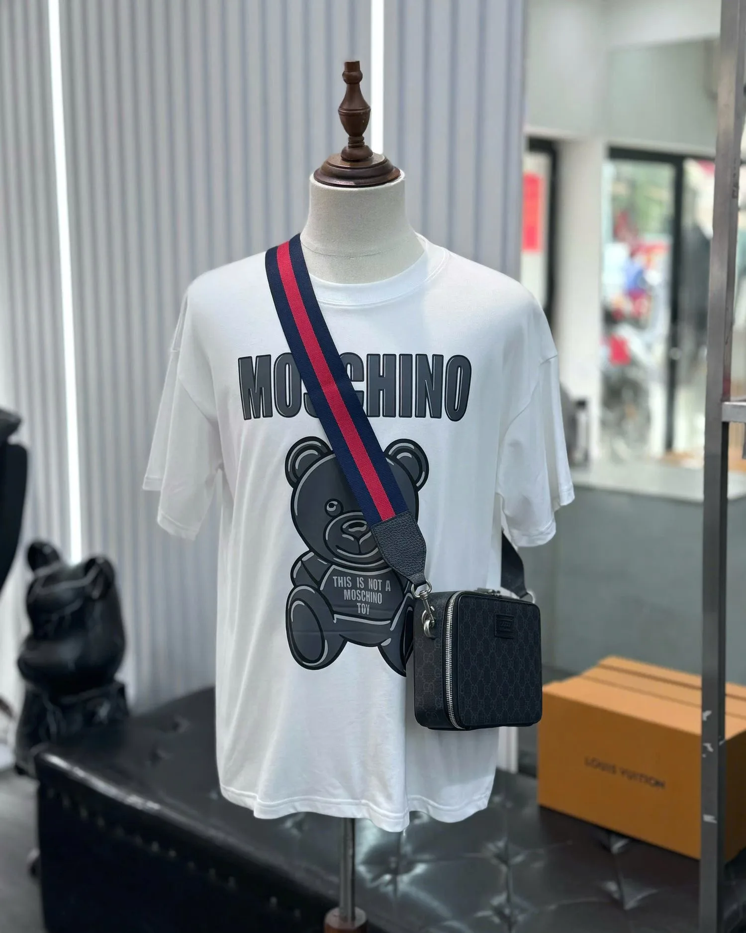 Áo thun Moschino chính hãng nam trắng trẻ trung hàng hiếm mã 1 Áo thun Moschino chính hãng nam trắng trẻ trung hàng hiếm mã 1