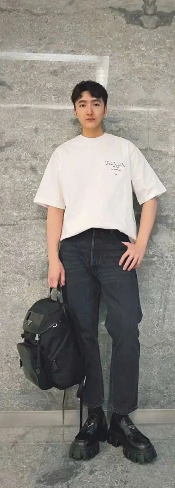 Áo phông Prada màu trắng nam mã 1 cao cấp đẹp tinh tế sang trọng Áo phông Prada màu trắng nam mã 1 cao cấp đẹp tinh tế sang trọng