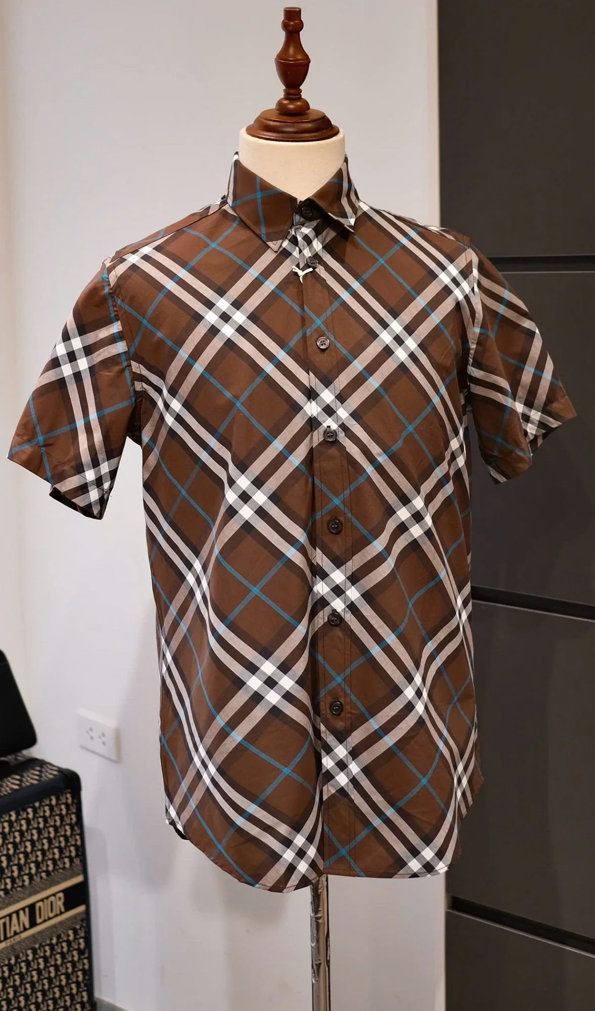 Áo sơ mi nam sọc caro Burberry màu nâu tay ngắn cao cấp mã 1 xịn mịn Áo sơ mi nam sọc caro Burberry màu nâu tay ngắn cao cấp mã 1 xịn mịn