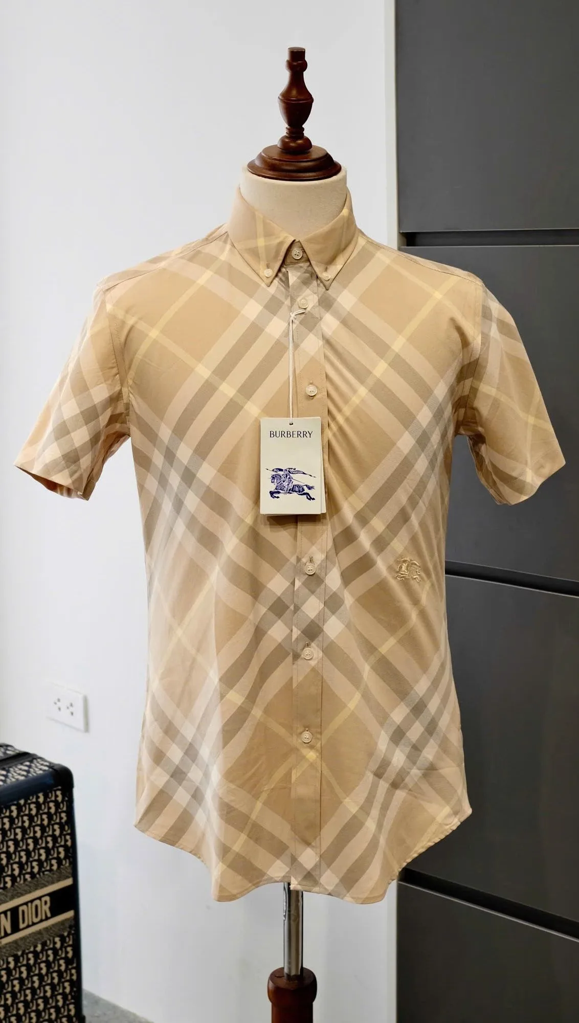 Áo sơ mi nam tay ngắn Burberry màu vàng kẻ sọc caro BBR mã 4 phù hợp Áo sơ mi nam tay ngắn Burberry màu vàng kẻ sọc caro BBR mã 4 phù hợp