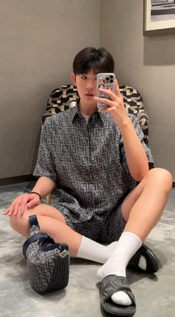 Áo sơ mi nam Fendi màu ghi tay ngắn mã 1 chuẩn chỉnh tầm thượng lưu