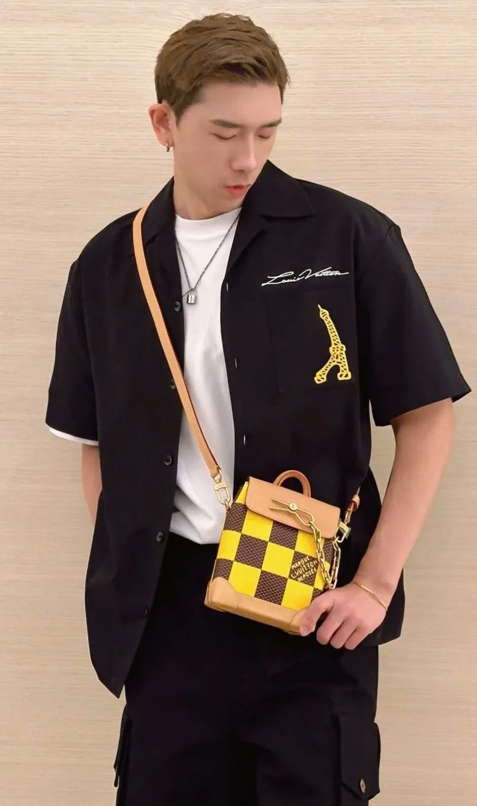 Áo sơ mi nam LV màu đen tay ngắn mạnh mẽ mã 1 phong độ dáng đẹp Áo sơ mi nam LV màu đen tay ngắn mạnh mẽ mã 1 phong độ dáng đẹp