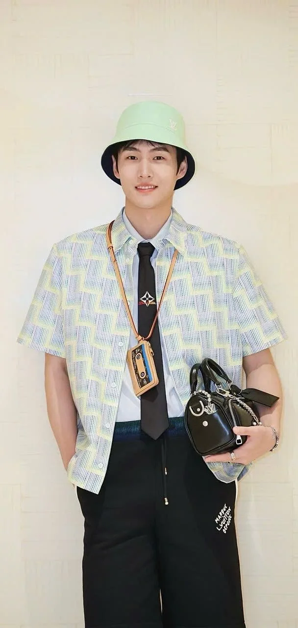 Áo sơ mi nam màu xanh LV tay ngắn kẻ sọc caro mã 1 phong cách riêng