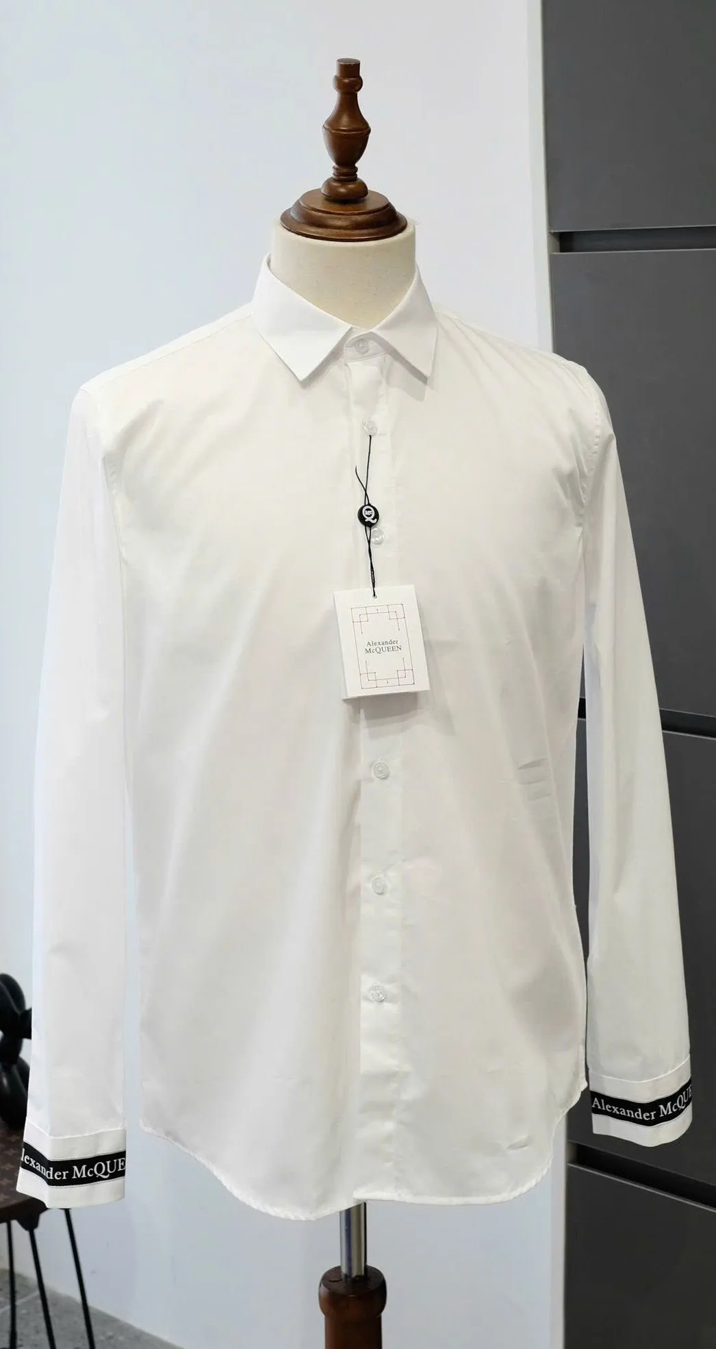 Áo sơ mi nam màu trắng McQueen tay dài mã 1 đỉnh cao độc đáo