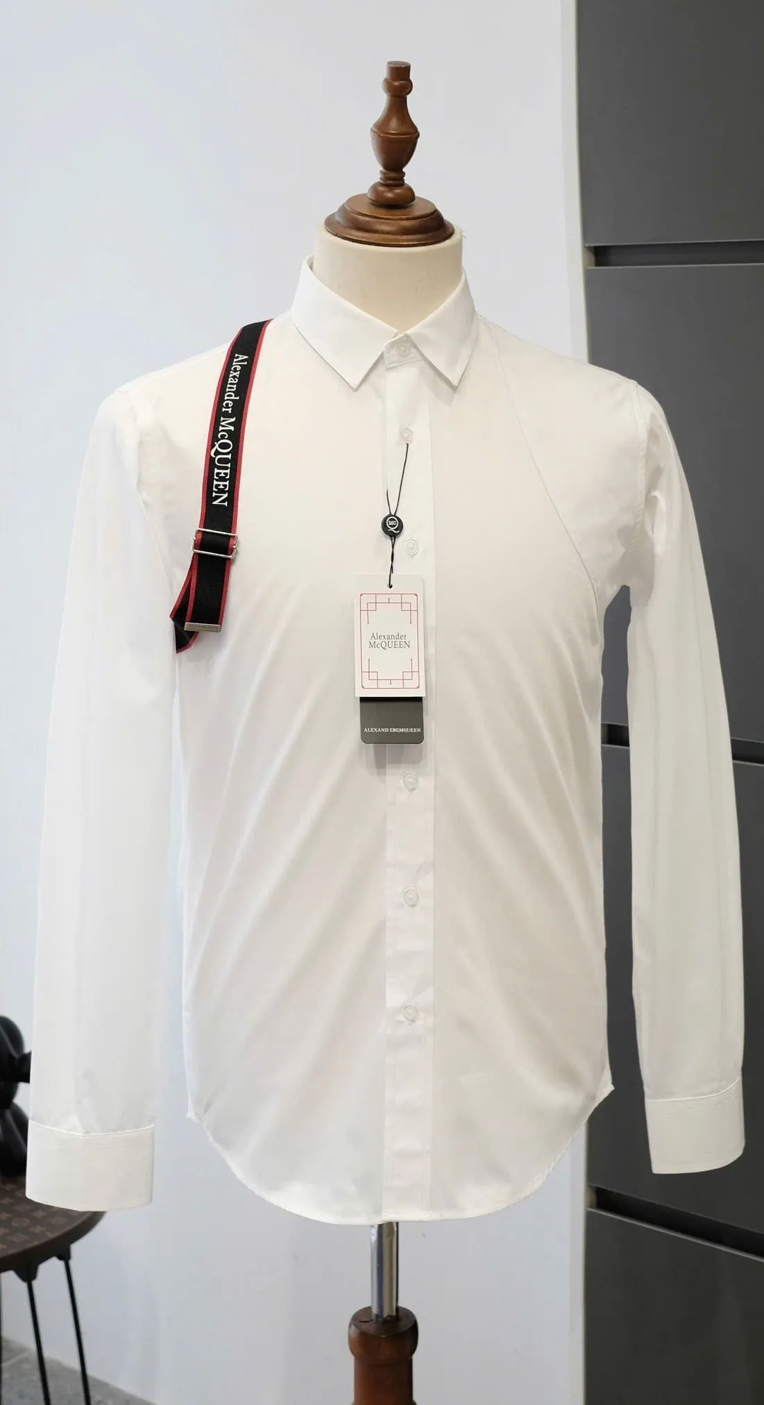 Áo sơ mi Alexander McQueen trắng tay dài nam mã 2 thoải mái cao cấp Áo sơ mi Alexander McQueen trắng tay dài nam mã 2 thoải mái cao cấp