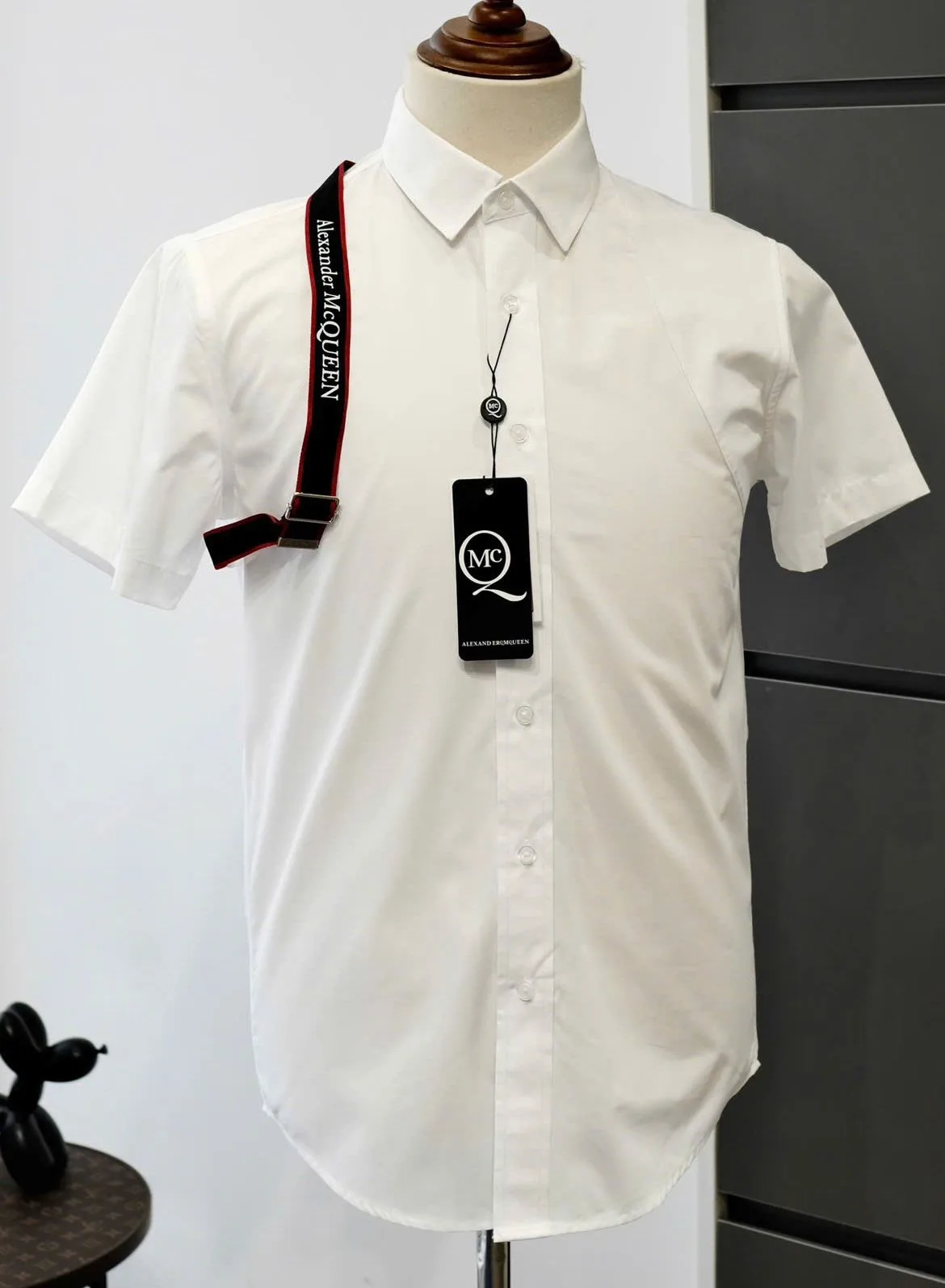 Sơ mi McQueen trắng tay ngắn nam mã 1 phong cách thanh lịch bắt mắt