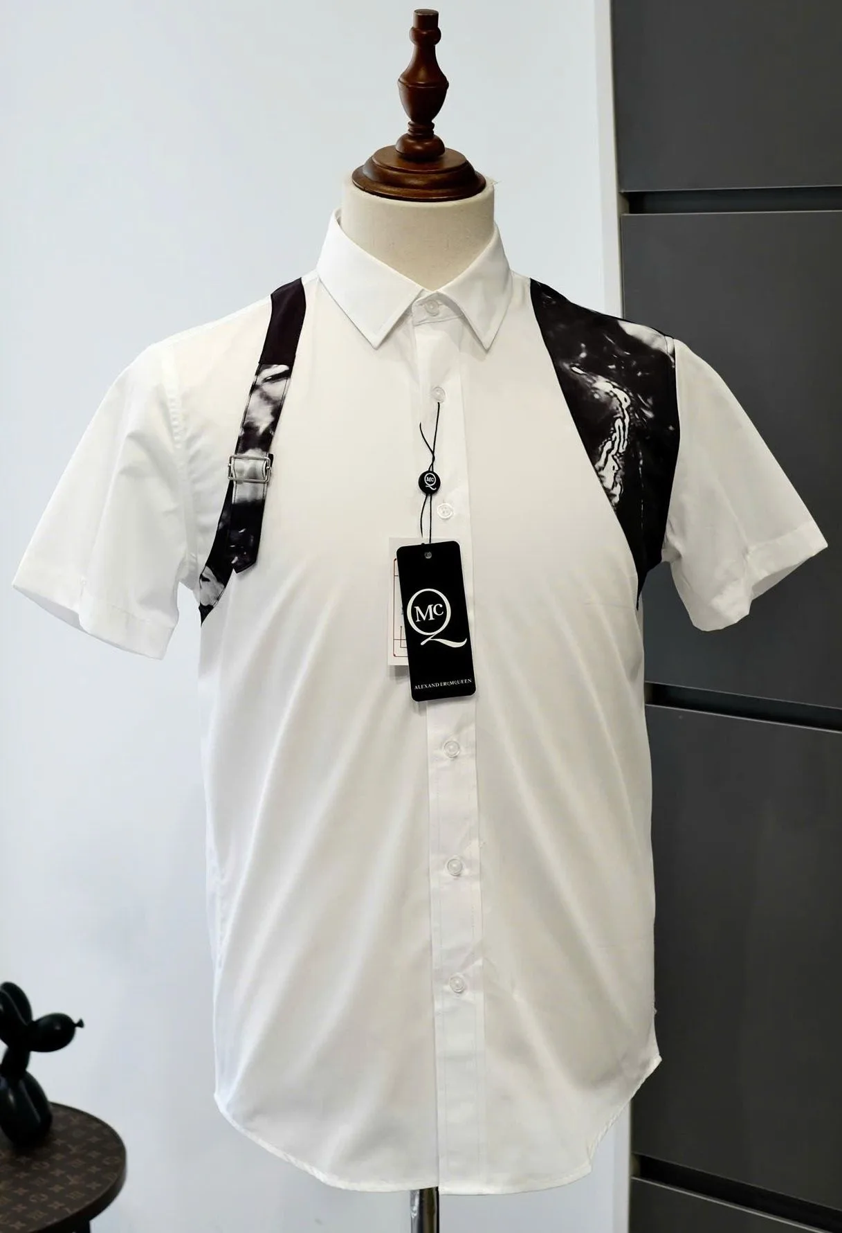 Áo sơ mi nam màu trắng McQueen tay ngắn mã 2 chuẩn like real