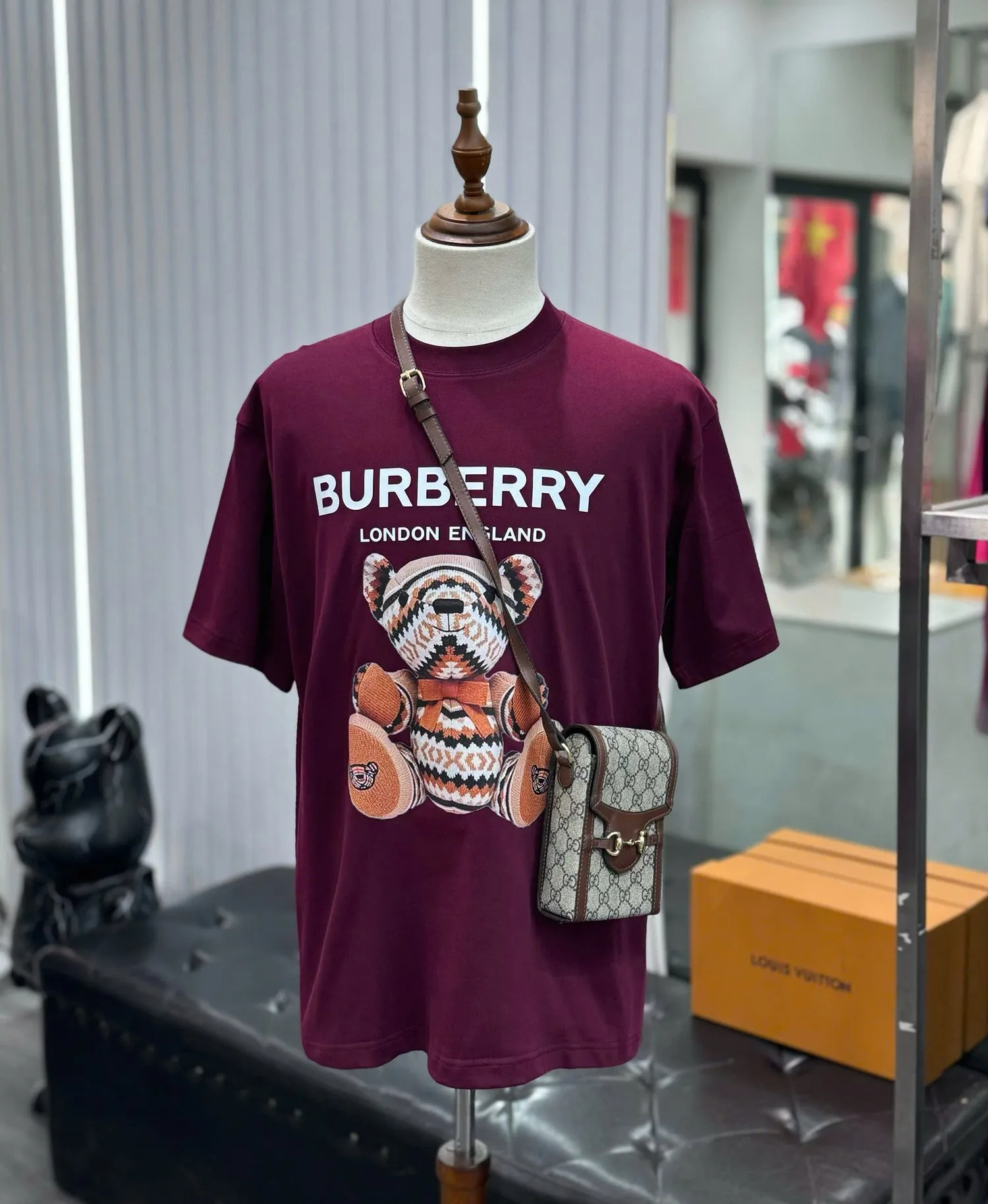 Áo thun Burberry đỏ mã 1 cổ tròn elegant style nam nữ mạnh mẽ Áo thun Burberry đỏ mã 1 cổ tròn elegant style nam nữ mạnh mẽ