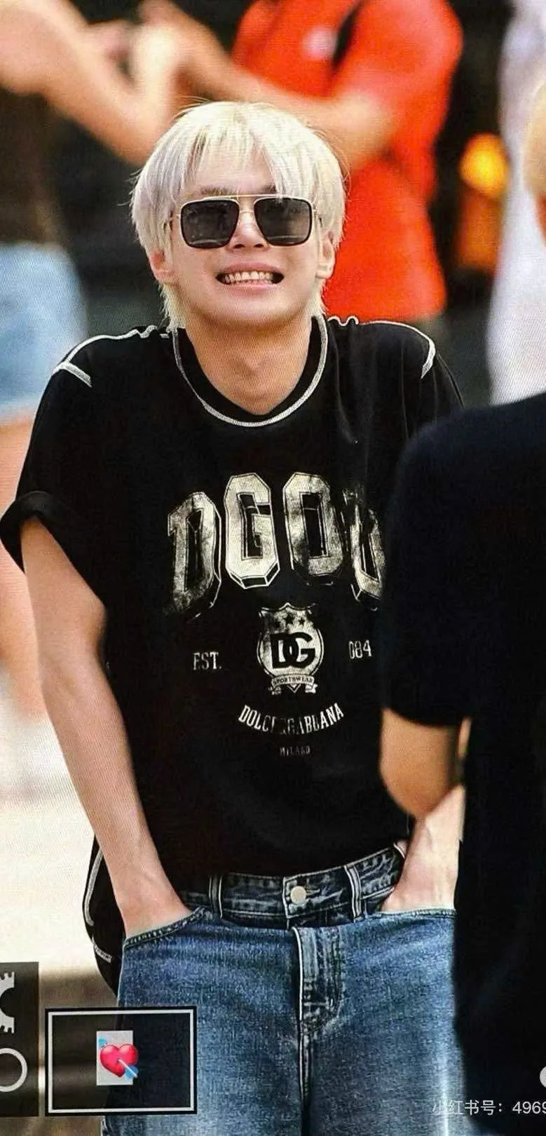 Áo thun đen form rộng Dolce cổ tròn mã 11 - lên ảnh đẹp nam nữ Áo thun đen form rộng Dolce cổ tròn mã 11 - lên ảnh đẹp nam nữ