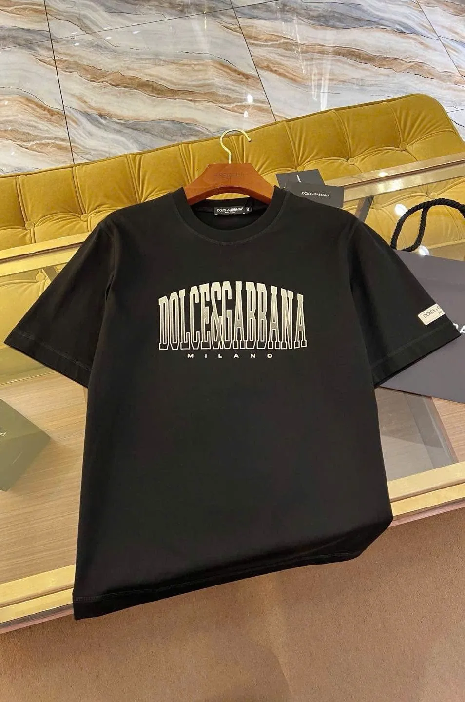 Áo phông trơn đen Dolce Gabbana cổ tròn nam nữ limited mã 16 Áo phông trơn đen Dolce Gabbana cổ tròn nam nữ limited mã 16