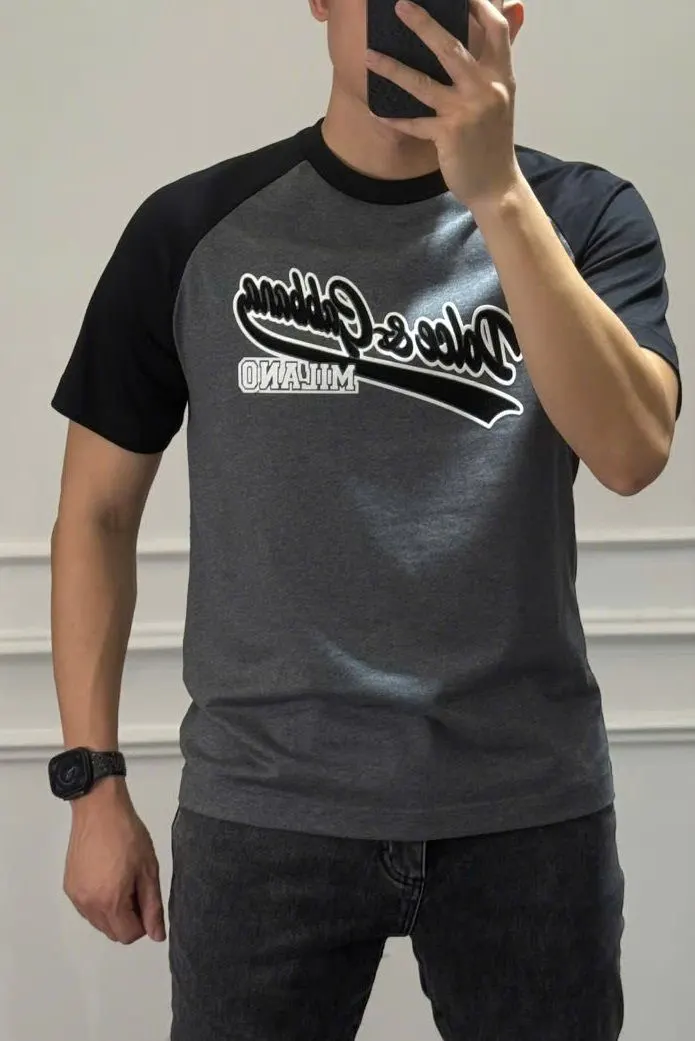 Áo phông Dolce Gabbana màu ghi mã 1 hàng hiệu gọn gàng nam Áo phông Dolce Gabbana màu ghi mã 1 hàng hiệu gọn gàng nam