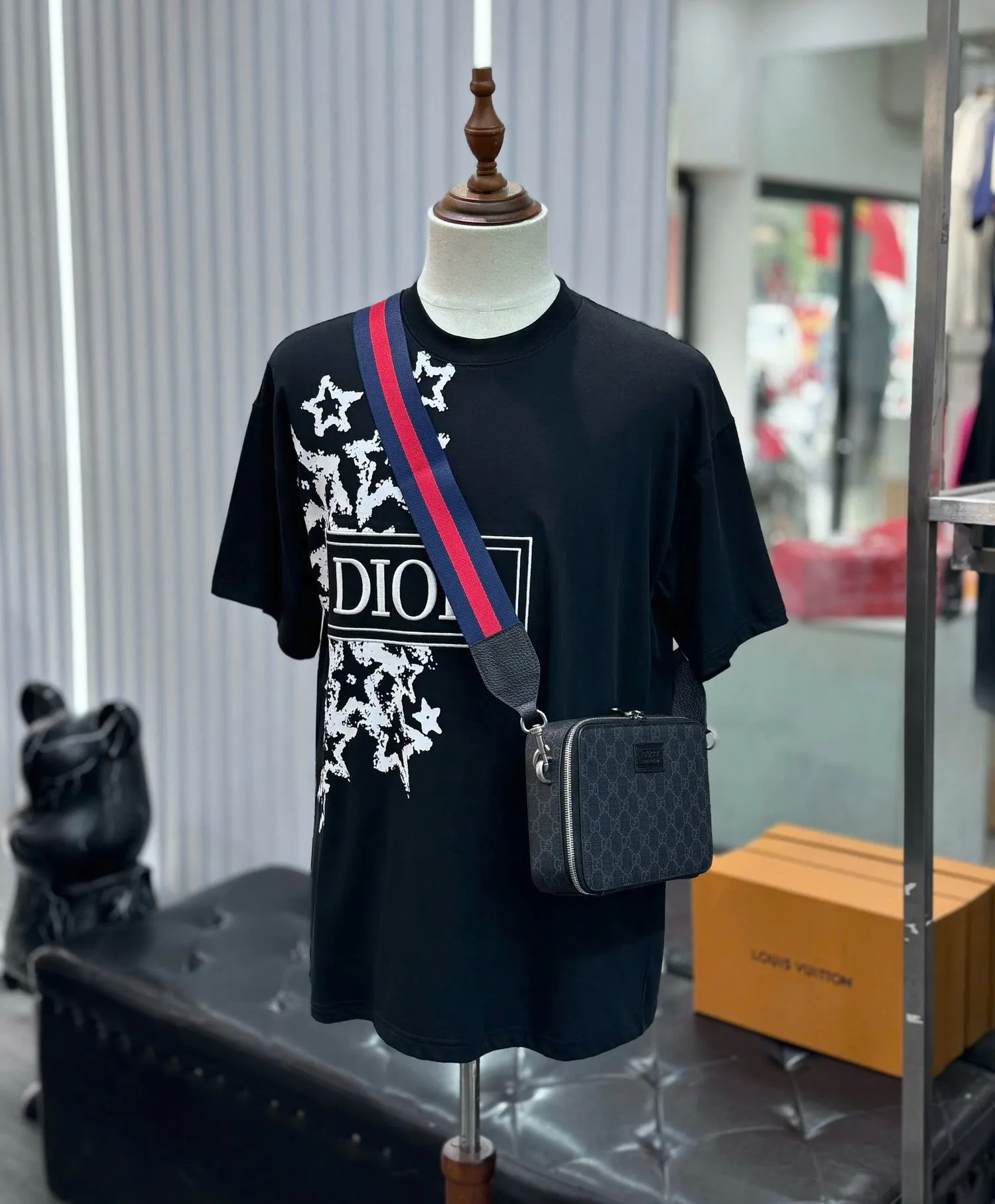 Áo Dior đen mã 1 cổ tròn nam nữ chuẩn xịn phong cách hút mắt Áo Dior đen mã 1 cổ tròn nam nữ chuẩn xịn phong cách hút mắt