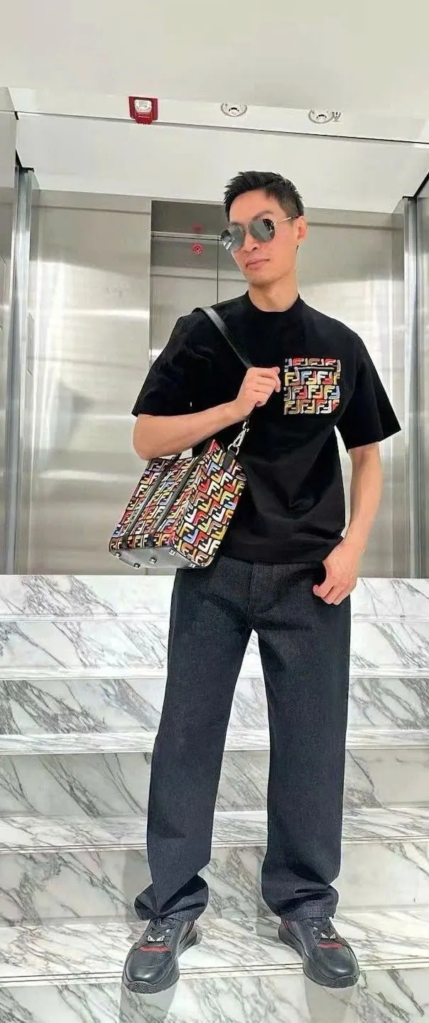 Áo thun nam màu đen Fendi cổ tròn exclusive collection yêu luôn mã 1 Áo thun nam màu đen Fendi cổ tròn exclusive collection yêu luôn mã 1