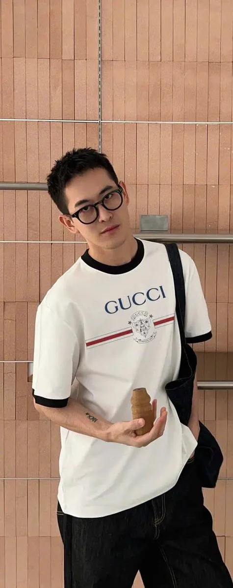 Áo thun Gucci trắng cổ tròn mã 2b phong cách sành điệu nam nữ Áo thun Gucci trắng cổ tròn mã 2b phong cách sành điệu nam nữ