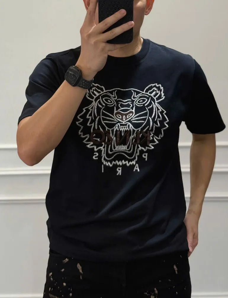 Áo thun đen trơn form rộng Kenzo mã 4 cổ tròn xịn phong cách nam nữ hợp mốt Áo thun đen trơn form rộng Kenzo mã 4 cổ tròn xịn phong cách nam nữ hợp mốt