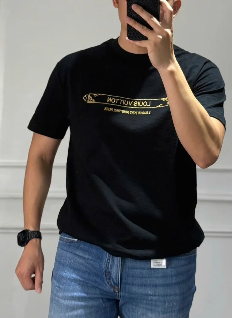 Áo thun LV đen cổ tròn mã 10c — áo phông thượng lưu nam nữ tỉ mỉ