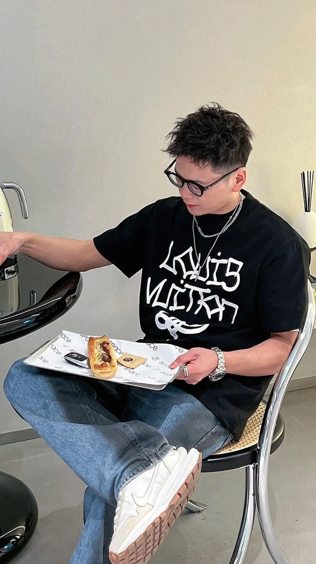 Áo Louis Vuitton đen mã 12 cổ tròn nam nữ sang chảnh chất lượng cao