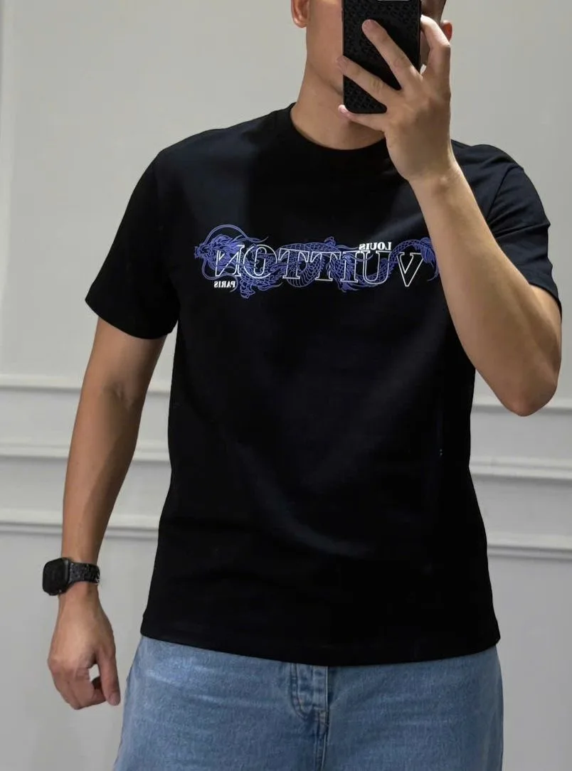 Áo phông Louis Vuitton nam đen cực phẩm cổ tròn mã 6b thích ngay Áo phông Louis Vuitton nam đen cực phẩm cổ tròn mã 6b thích ngay