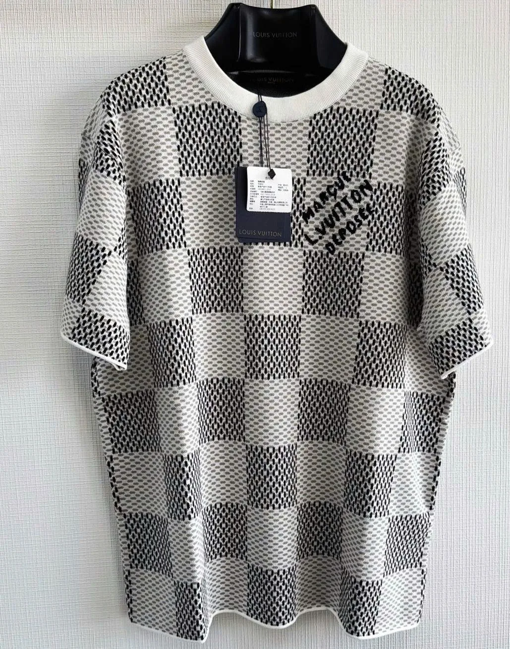 Áo thun Louis Vuitton trắng limited edition mã 3 cổ tròn nam nữ mê mẩn Áo thun Louis Vuitton trắng limited edition mã 3 cổ tròn nam nữ mê mẩn