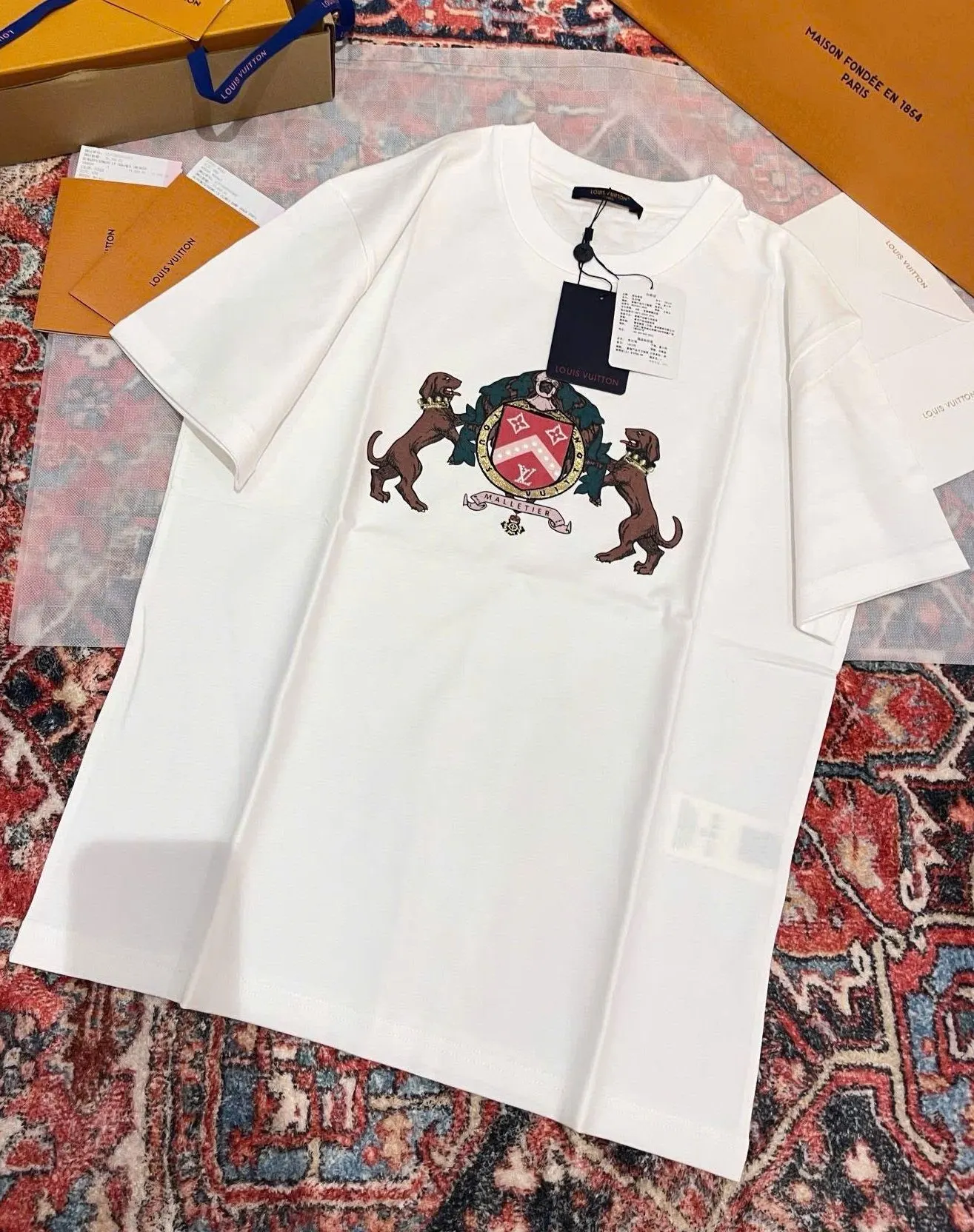 Áo thun LV trắng mã 6 cổ tròn sang trọng cá tính cho nam nữ hiện đại