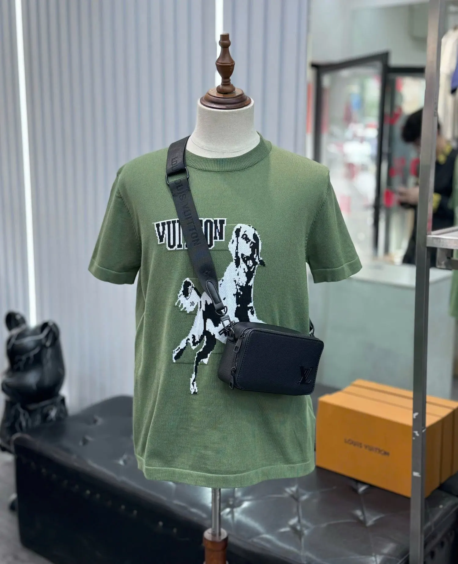 Áo thun LV xanh mã 4 cổ tròn Louis Vuitton phong cách thượng hạng Áo thun LV xanh mã 4 cổ tròn Louis Vuitton phong cách thượng hạng