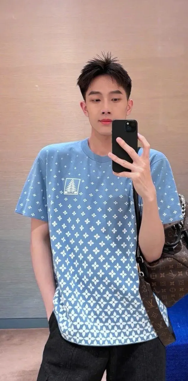 Áo thun LV xanh mã 8 – Áo phông Louis Vuitton cổ tròn nam nữ xịn xò Áo thun LV xanh mã 8 – Áo phông Louis Vuitton cổ tròn nam nữ xịn xò